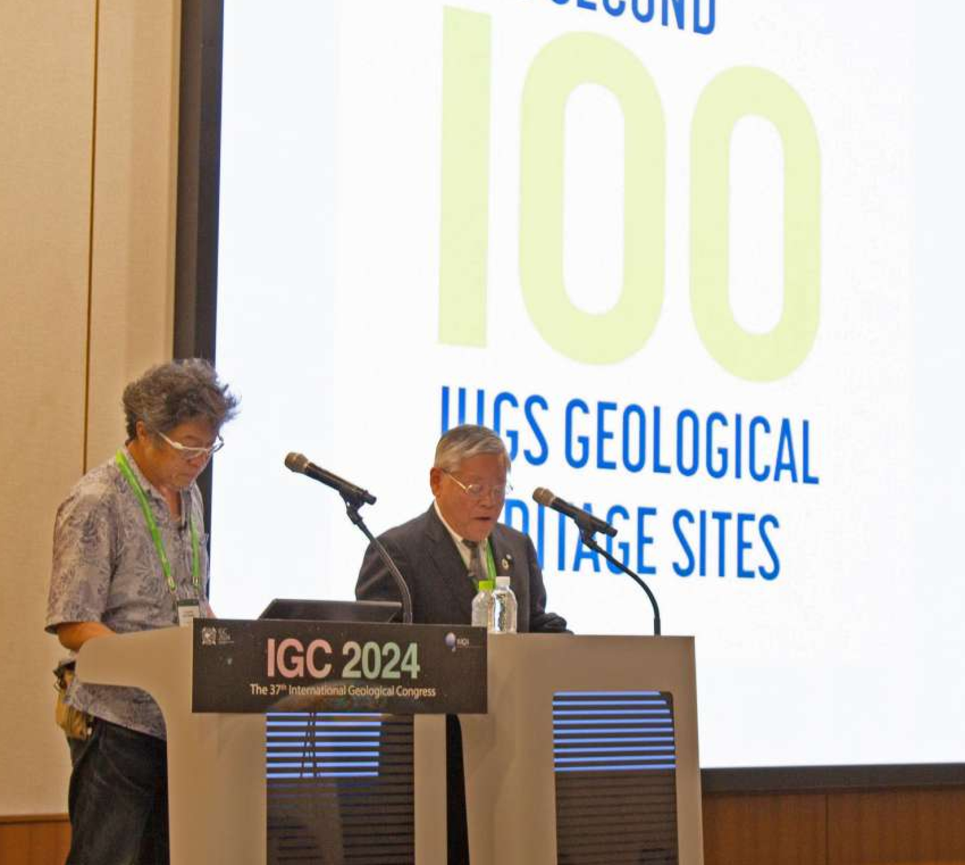 国際地質学会で喜界島の成り立ちを紹介する渡邊剛理事長（左）ら＝８月２７日、韓国・釜山（喜界町提供）