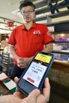 スマートフォン決済アプリ「Ｐａｙどん」を使っての食事代支払い＝鹿児島市与次郎１丁目の満正苑与次郎本店