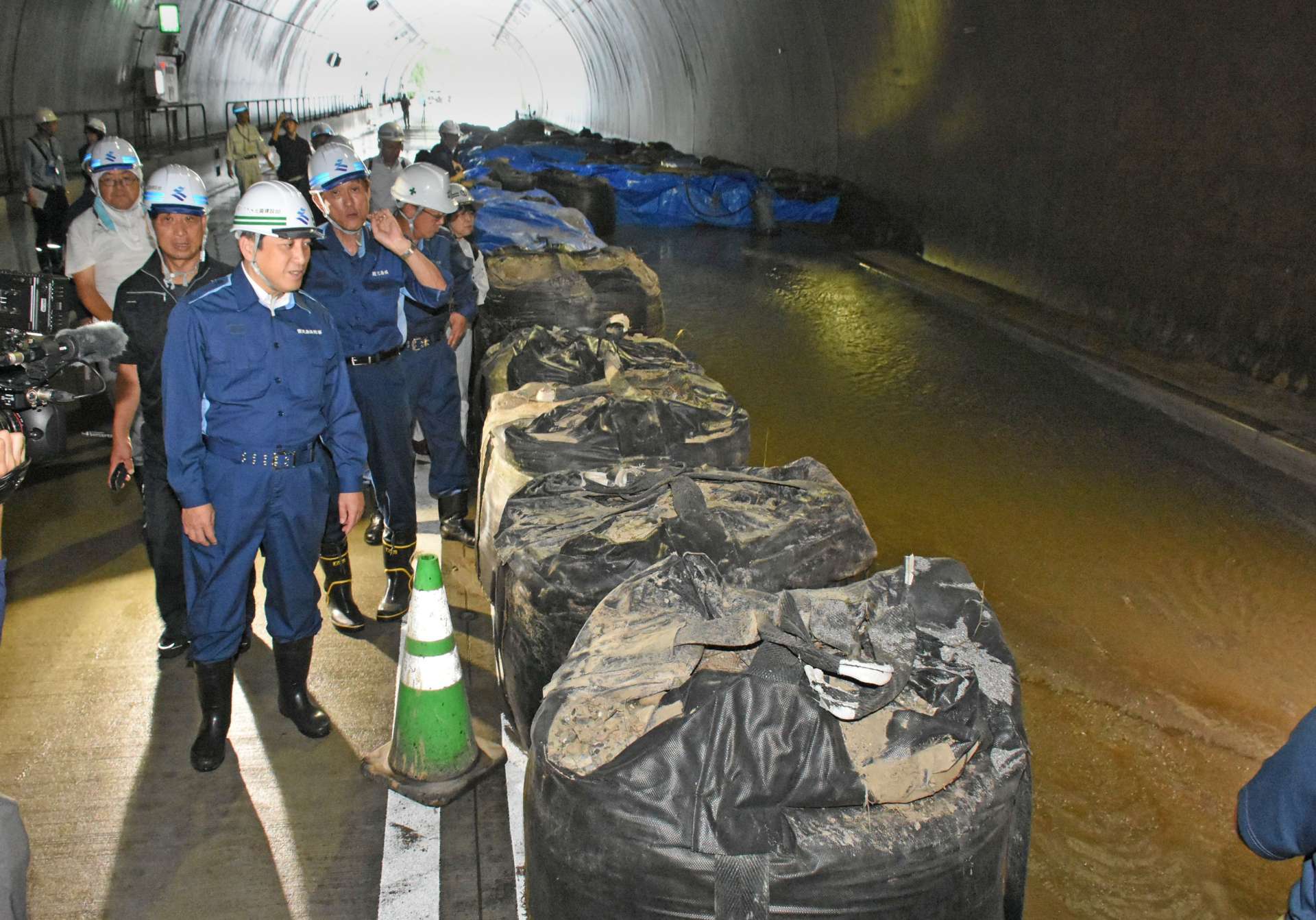 北薩トンネルの現場を視察する塩田康一知事＝８月３１日、出水市高尾野町柴引