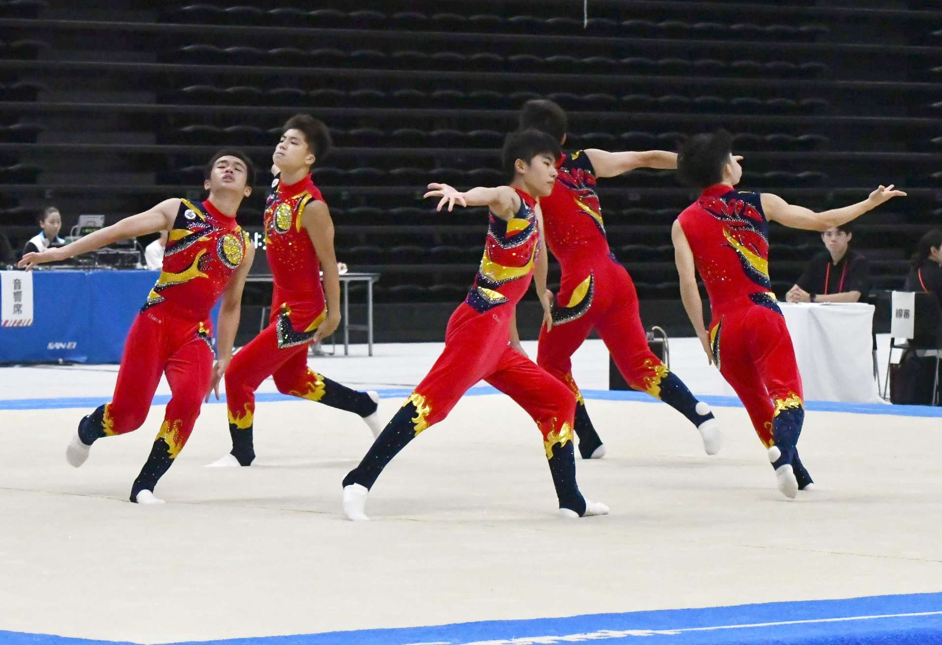 新体操少年男子で総合４位に入った鹿児島の団体演技＝ＳＡＧＡプラザ