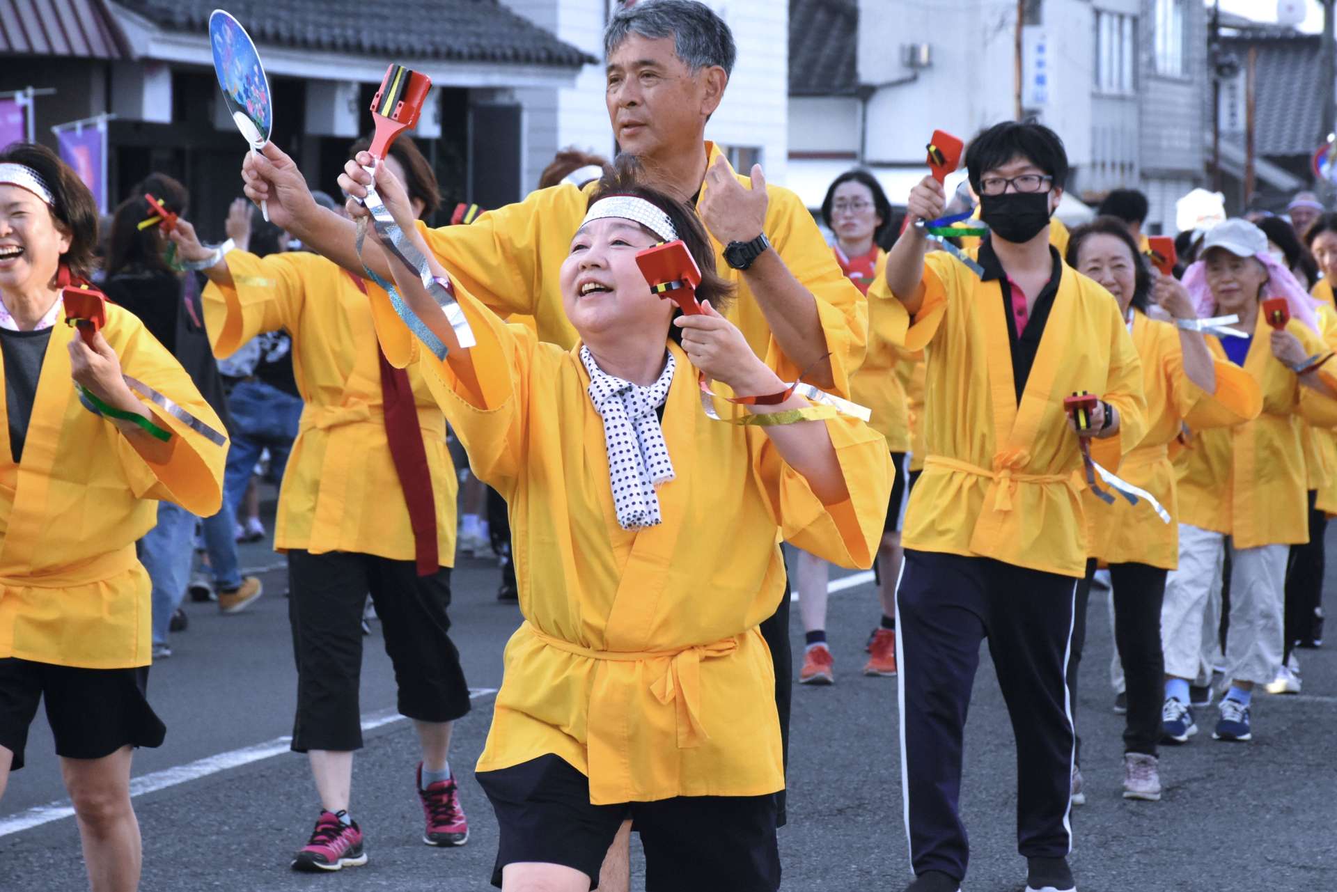総踊りを楽しむ参加者＝出水市高尾野町柴引