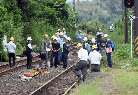 〈関連〉脱線列車の移動後、現場付近を調べる鉄道事故調査官ら＝２５日午後１時１５分ごろ、出水市野田町下名