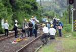 〈関連〉脱線列車の移動後、現場付近を調べる鉄道事故調査官ら＝２５日午後１時１５分ごろ、出水市野田町下名