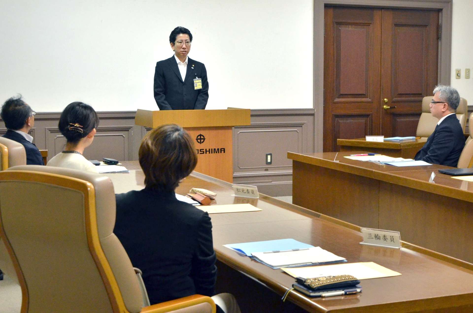 第三者委員会であいさつする下鶴隆央市長と委員ら＝２５日、鹿児島市役所