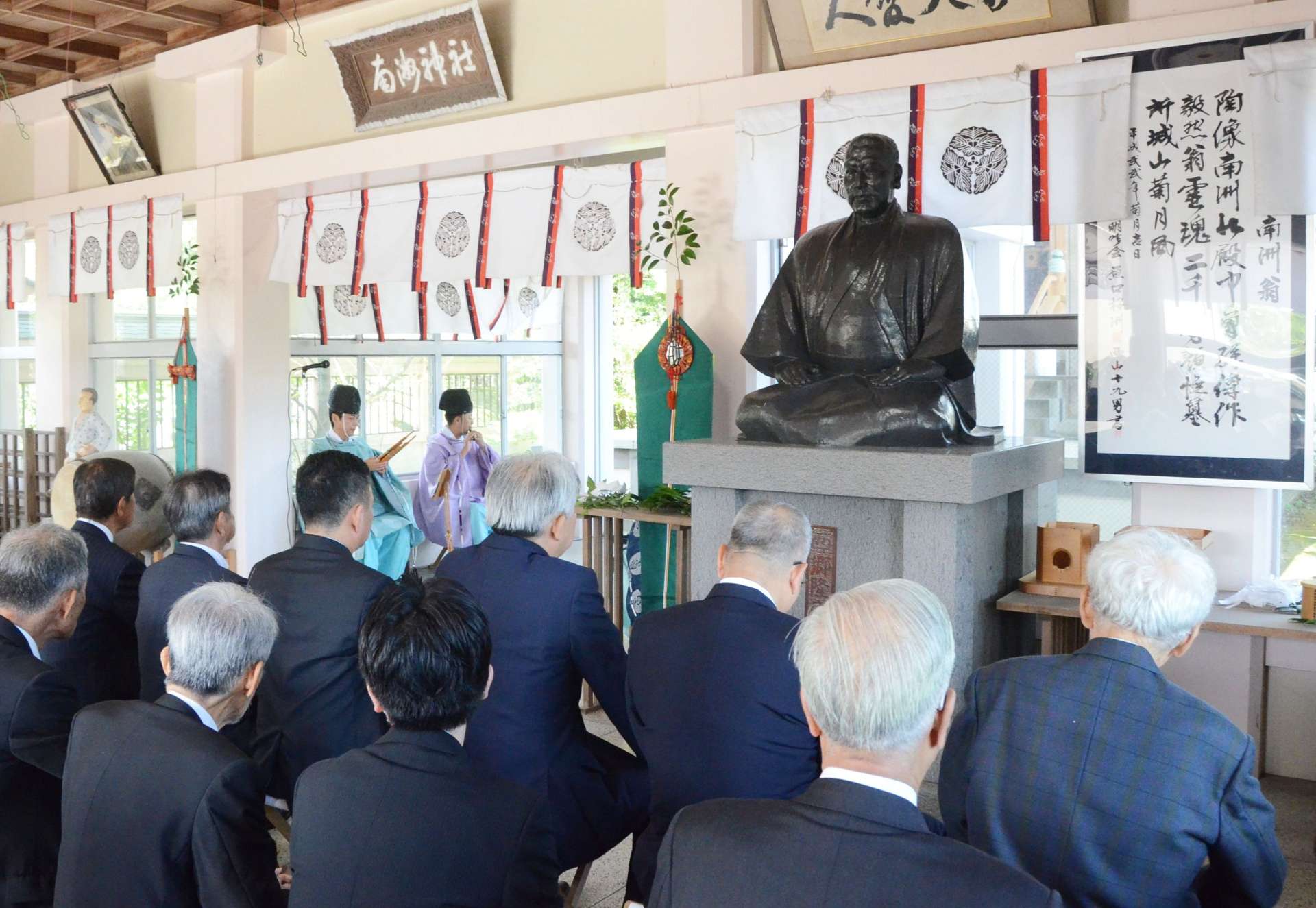 西郷隆盛の命日に遺徳をしのぶ参列者＝２４日、鹿児島市の南洲神社