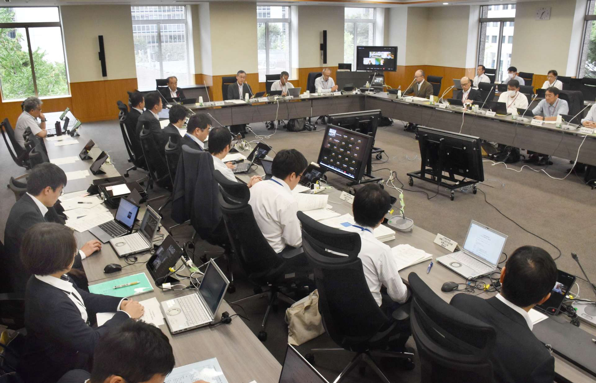 国内１１１の活火山の現状を初めて評価した火山調査委員会＝２５日、文部科学省