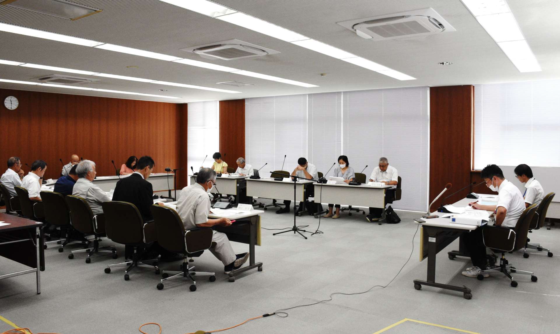 馬毛島の自衛隊基地整備の工期延長について協議する西之表市議会馬毛島対策特別委員会＝２５日、同市役所
