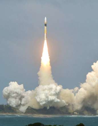 情報収集衛星を搭載し上昇するＨ２Ａロケット４９号機＝２６日午後２時２４分、南種子町の種子島宇宙センター