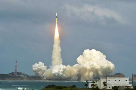 情報収集衛星を搭載し上昇するＨ２Ａロケット４９号機＝２６日午後２時２４分、南種子町の種子島宇宙センター