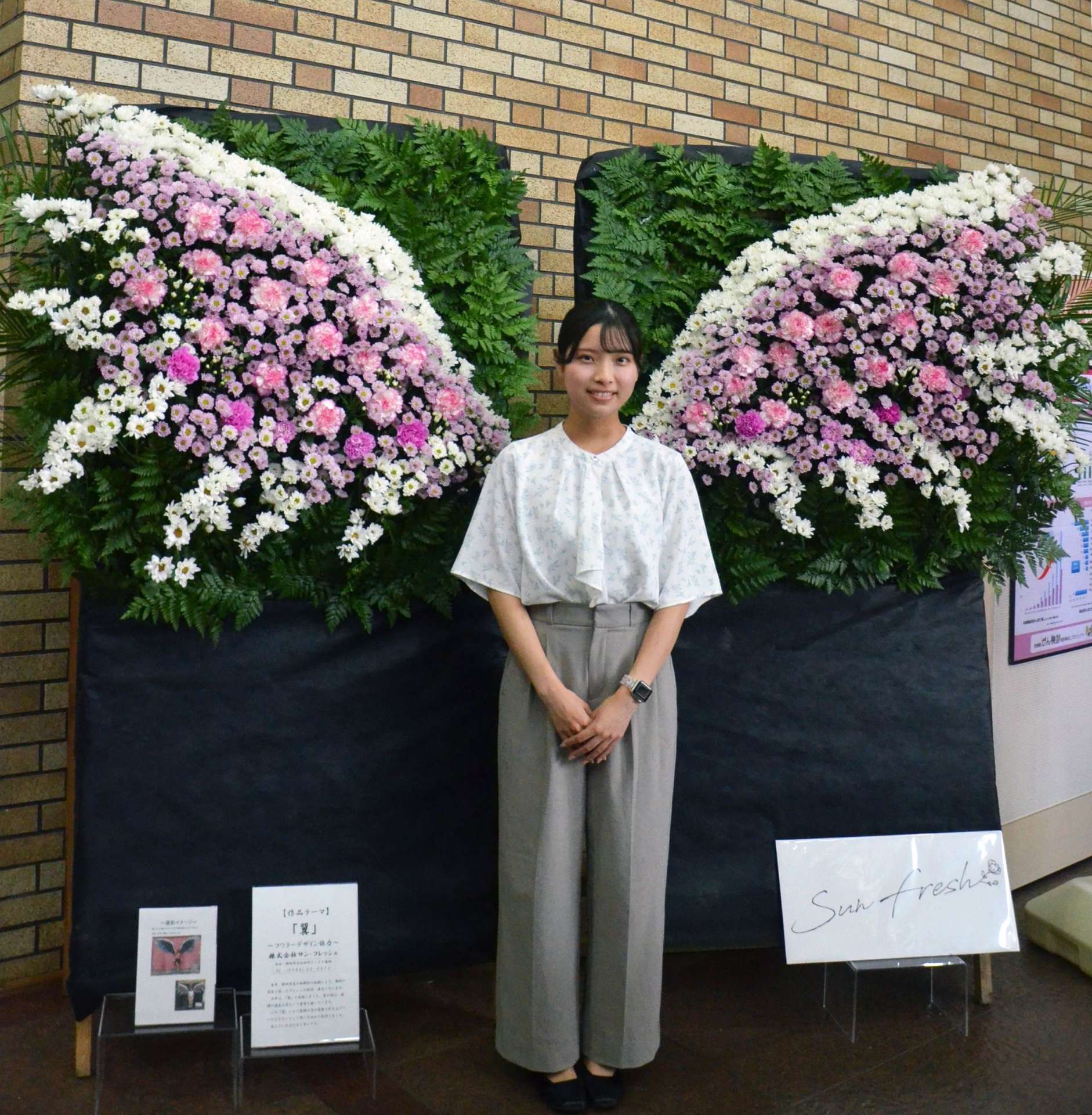 翼をかたどった都城市産菊のフラワーアレンジメント＝２４日、都城市役所