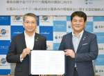 協定書を交わす九電みらいエナジーの水町豊社長（左）と霧島市の中重真一市長＝２６日、霧島市役所