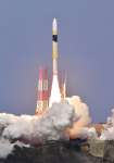 情報収集衛星を搭載し上昇するＨ２Ａロケット４９号機＝２６日午後２時２４分、南種子町の種子島宇宙センター