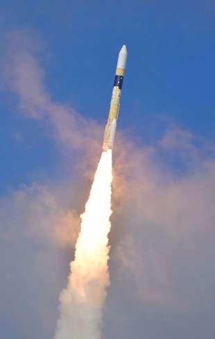 情報収集衛星を搭載し上昇するＨ２Ａロケット４９号機＝２６日午後２時２４分、南種子町の種子島宇宙センター