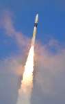 情報収集衛星を搭載し上昇するＨ２Ａロケット４９号機＝２６日午後２時２４分、南種子町の種子島宇宙センター