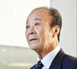 報道陣の取材に応じる市川健一さん＝２６日、姶良市の加音ホール