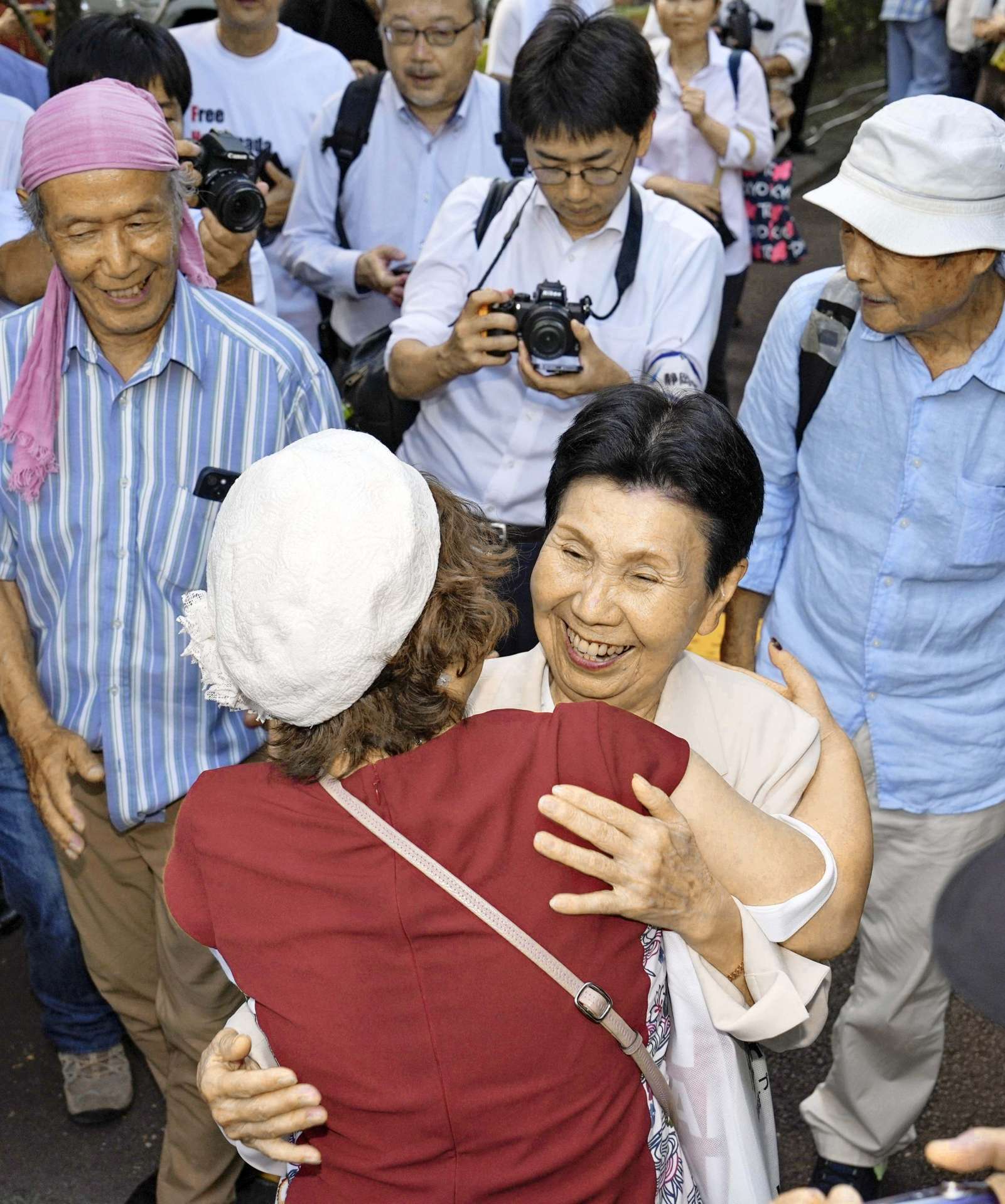 袴田巌さんに無罪を言い渡した静岡地裁の再審判決公判を終え、支援者と抱き合って喜ぶ姉ひで子さん（手前右）＝２６日午後、静岡市（共同）