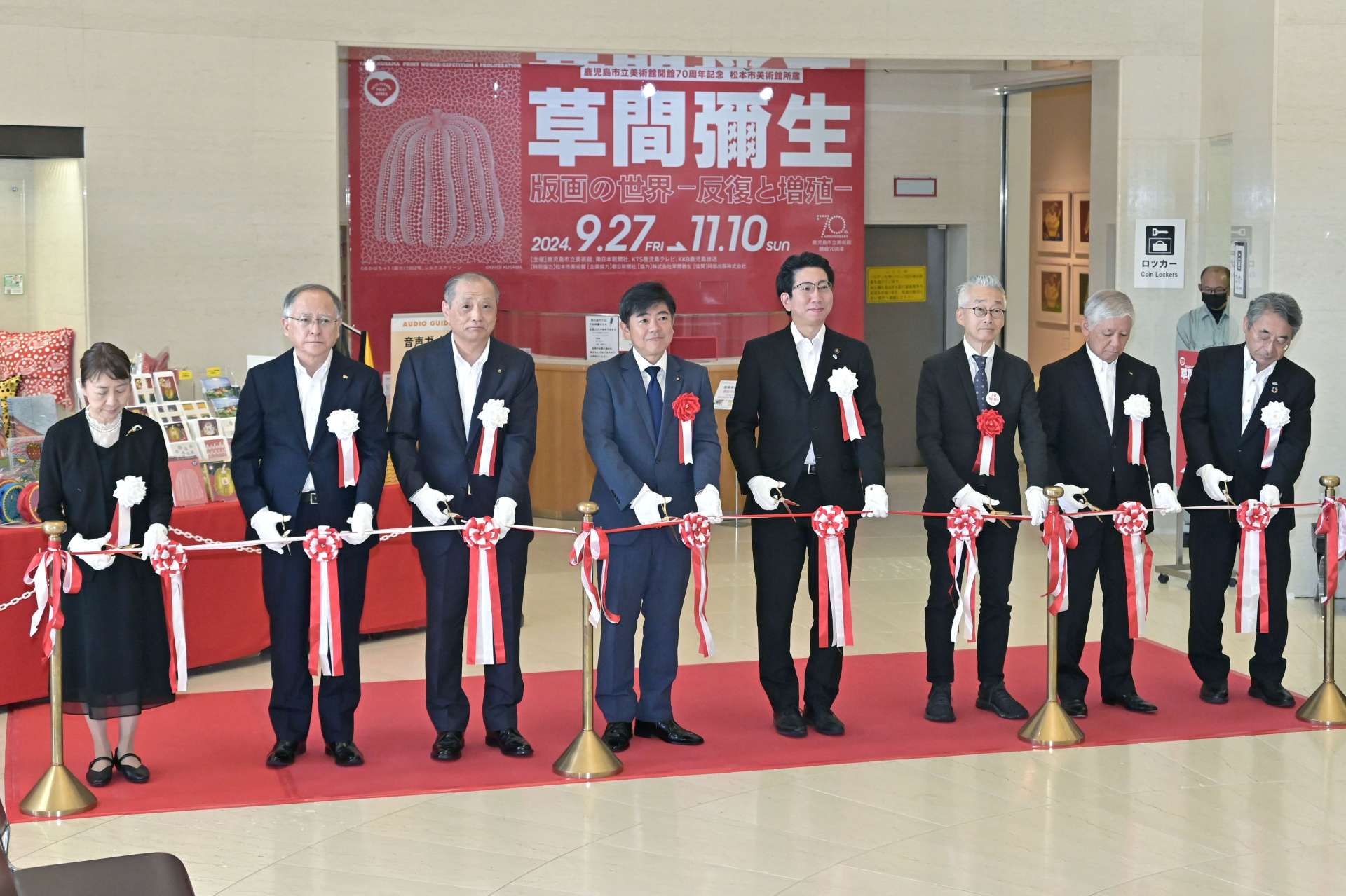 テープカットに臨む関係者＝２７日、鹿児島市立美術館