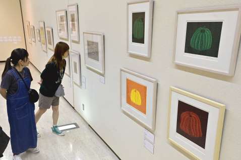 〈関連〉鮮やかな色使いの作品を鑑賞する来場者＝２７日、鹿児島市立美術館