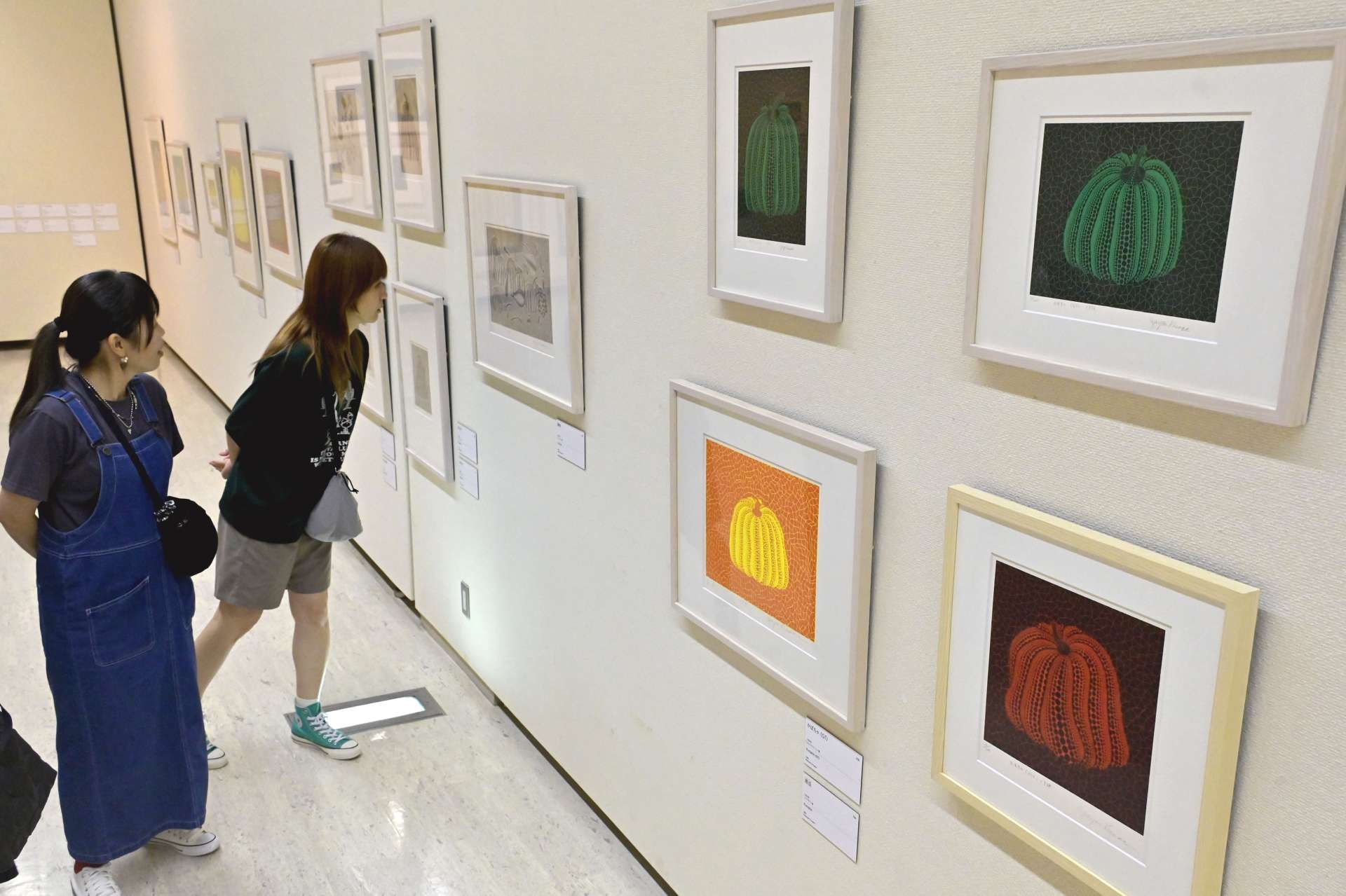 〈関連〉鮮やかな色使いの作品を鑑賞する来場者＝２７日、鹿児島市立美術館