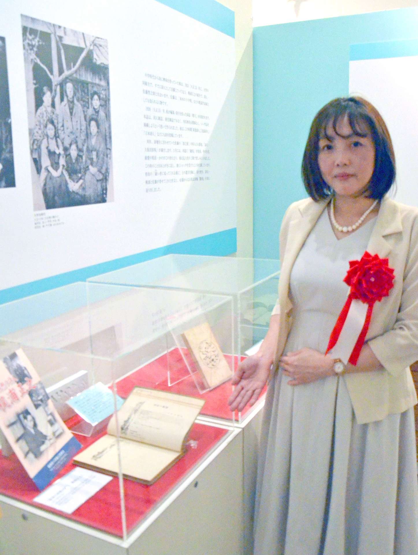 今回見つかった詩誌「晴天」を紹介する久保田里花さん＝２６日【預Ｓ注意】、鹿児島市のかごしま近代文学館【預Ｅ注意】