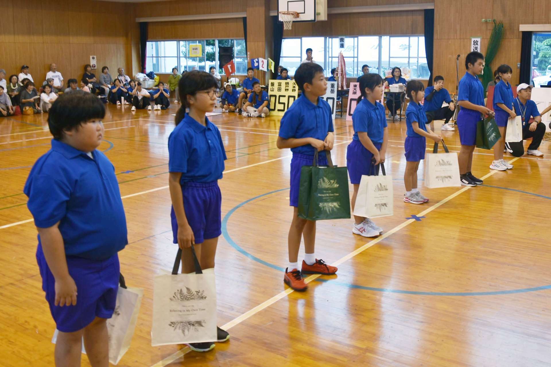 閉校前の最後の運動会で、感謝の言葉を述べる児童＝錦江町田代の大原小学校