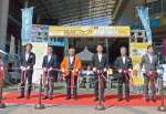 テープカットでフェア開催を祝う関係者＝２７日、鹿児島市のＪＲ鹿児島中央駅前アミュ広場