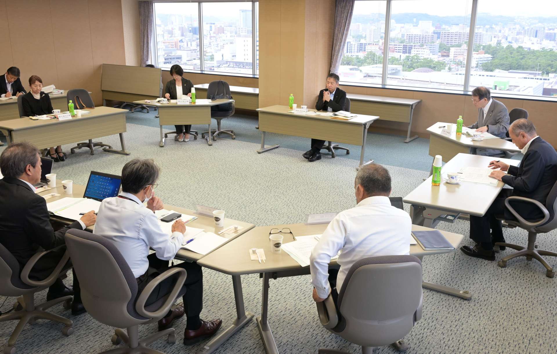 選考会で議論を交わす南日本文化賞の選考委員＝２日、鹿児島市の南日本新聞社