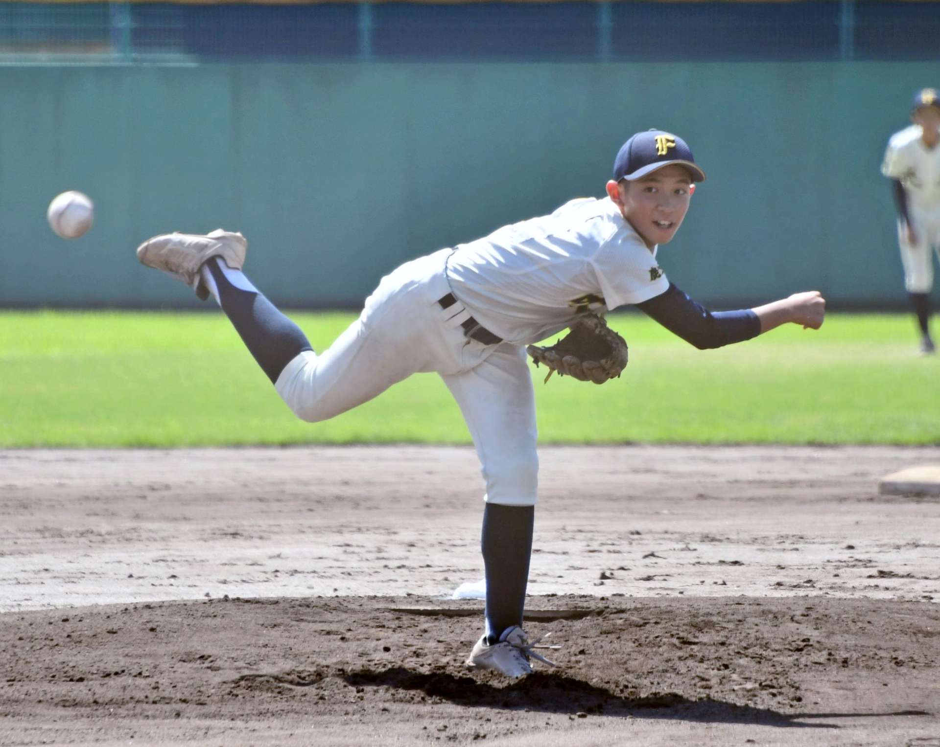 公式戦初登板で好投する吹上の福元＝鴨池市民