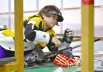 ライフル射撃成年女子の５０メートル伏射６０発で７位に入った鹿児島・新里＝大分県立庄内屋内競技場