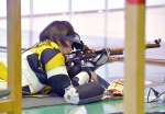 成年女子ライフル伏射６０発で標的を狙う鹿児島・新里＝大分県立庄内屋内競技場