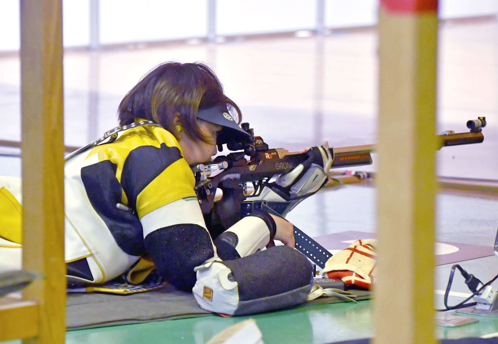 成年女子ライフル伏射６０発で標的を狙う鹿児島・新里＝大分県立庄内屋内競技場