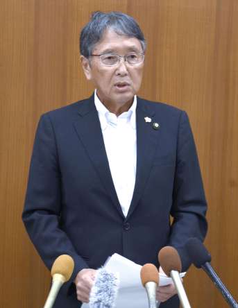 議会終了後、報道陣の取材に応じる八板俊輔市長＝２７日、西之表市役所
