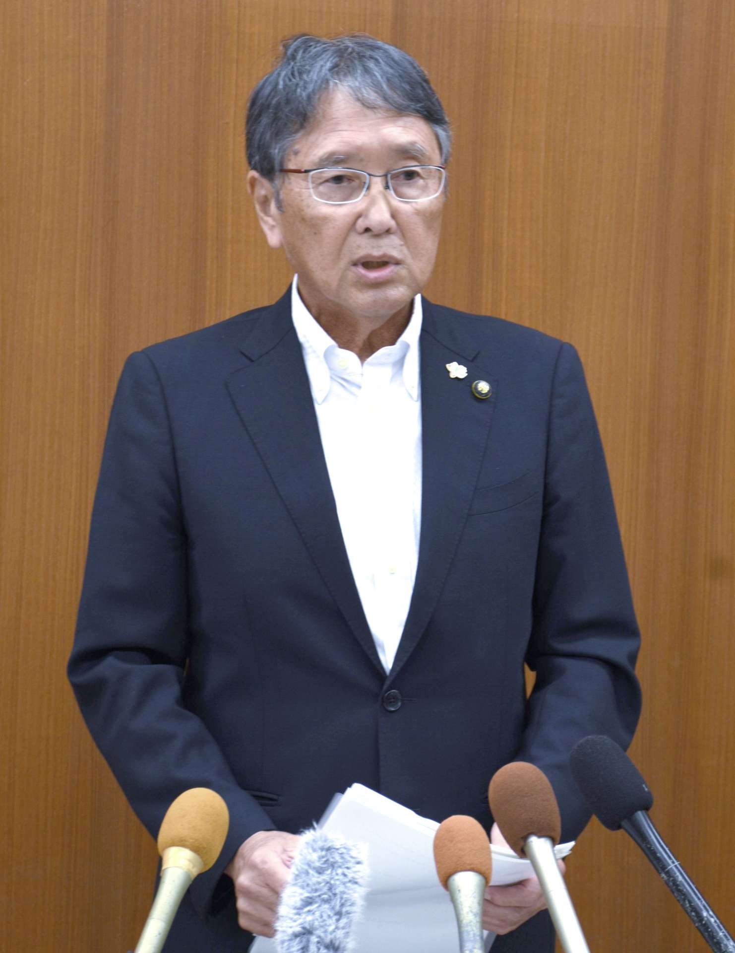 議会終了後、報道陣の取材に応じる八板俊輔市長＝２７日、西之表市役所