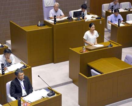 辞職勧告決議の提案理由を聞く八板俊輔市長（左下）＝２７日、西之表市役所