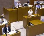辞職勧告決議の提案理由を聞く八板俊輔市長（左下）＝２７日、西之表市役所