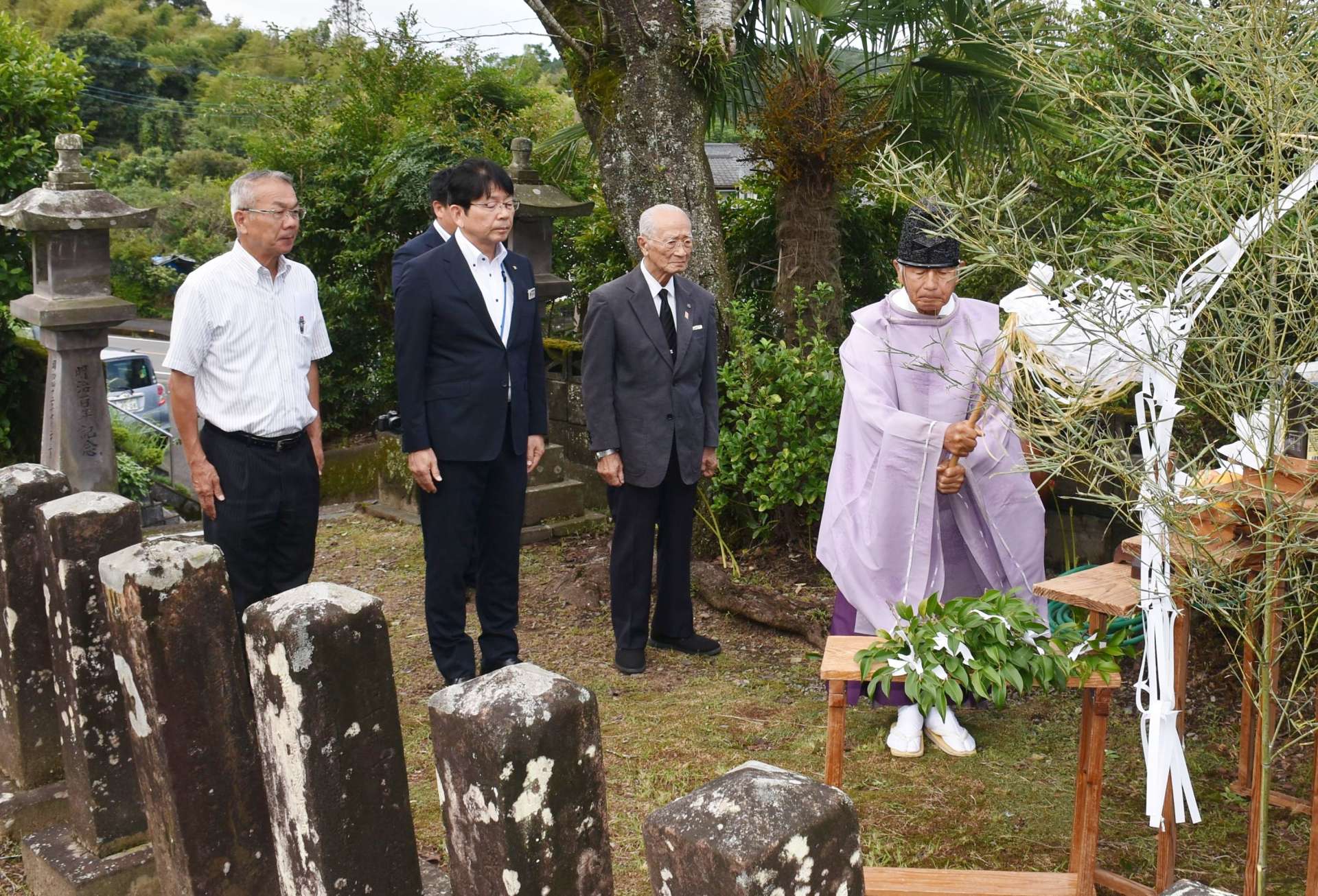 官軍戦没者を慰霊する参列者＝曽於市大隅町岩川
