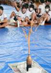 炭酸飲料を使った噴火実験を見学する児童＝２５日、鹿児島市の山下小学校