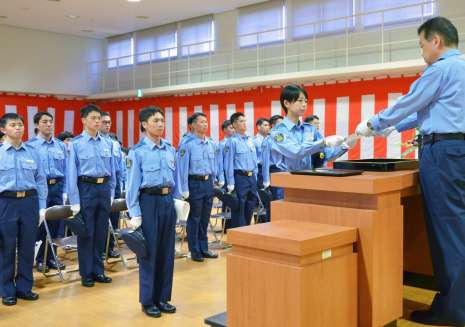 辞令交付を受ける卒業生＝２７日、姶良市平松の県警察学校