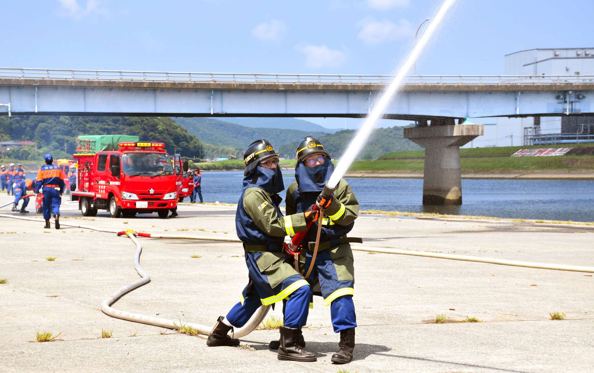 〈関連〉消防操法大会に代わり新たに始めた訓練に参加する消防団員たち＝８月、薩摩川内市の川内川河川敷
