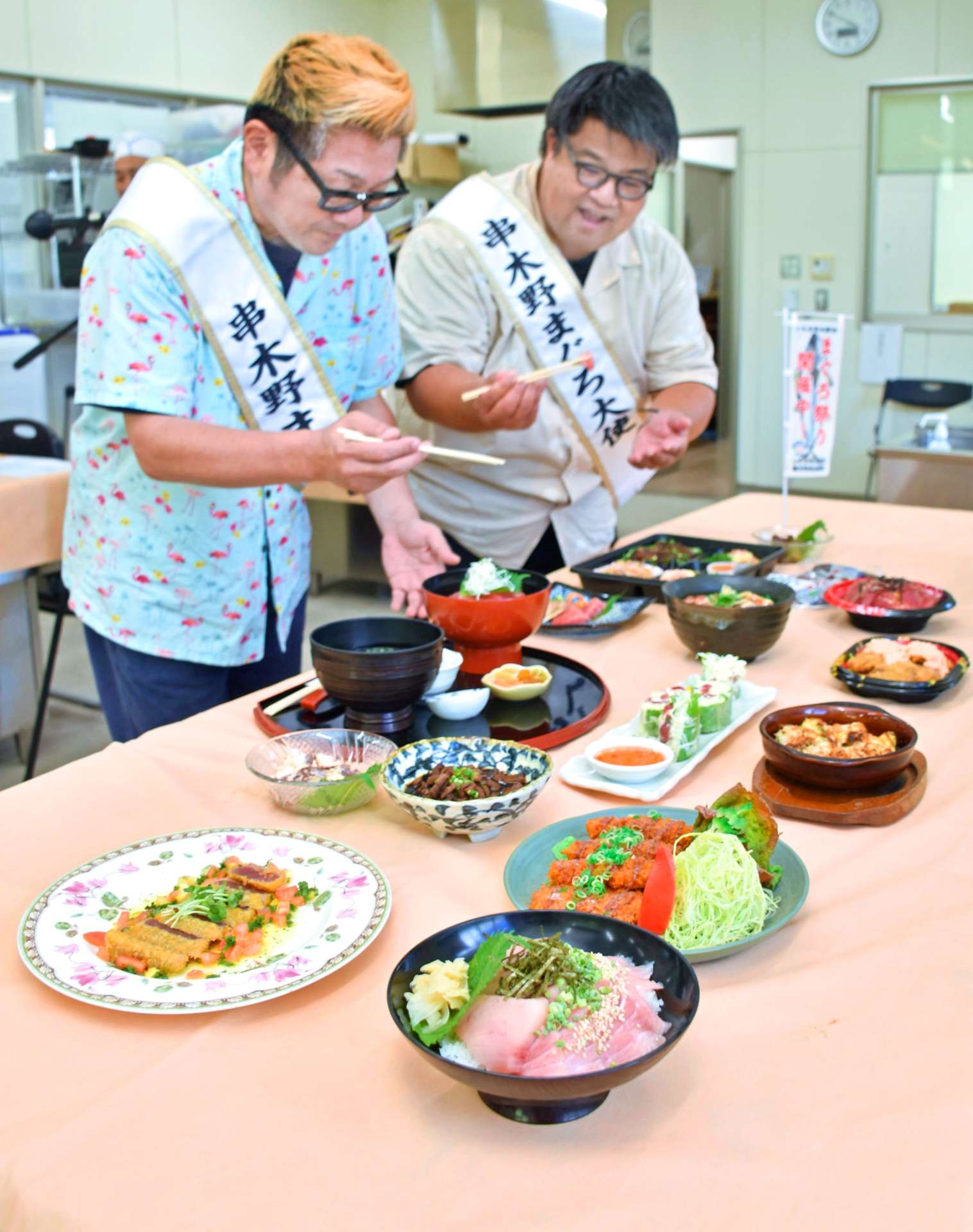 まぐろ祭り限定の料理が並ぶお披露目会＝いちき串木野市総合観光案内所