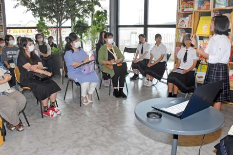 来場者にお薦めの本を紹介する指宿高校の生徒＝指宿市十町の米永書店