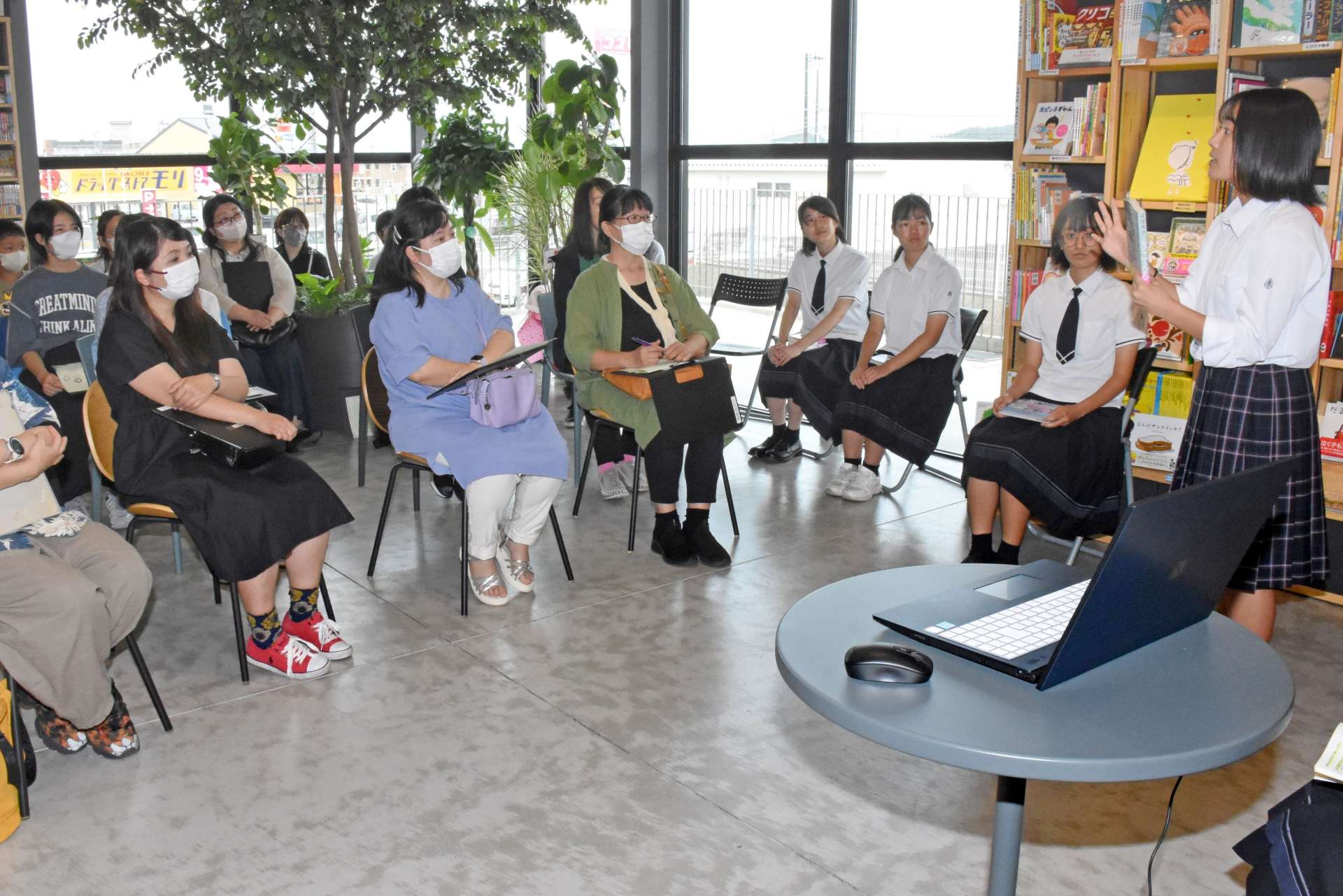来場者にお薦めの本を紹介する指宿高校の生徒＝指宿市十町の米永書店