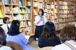 来場者にお薦めの本を紹介する指宿高校の生徒＝指宿市十町の米永書店
