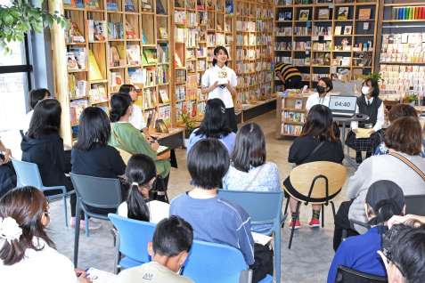来場者にお薦めの本を紹介する指宿高校の生徒＝指宿市十町の米永書店