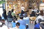 来場者にお薦めの本を紹介する指宿高校の生徒＝指宿市十町の米永書店