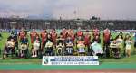 鹿児島ユナイテッドＦＣの選手と記念撮影をする子どもたち＝２８日、鹿児島市の白波スタジアム（佐伯直樹撮影）