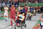 鹿児島ユナイテッドＦＣのエスコートキッズを務める子どもたち＝２８日、鹿児島市の白波スタジアム