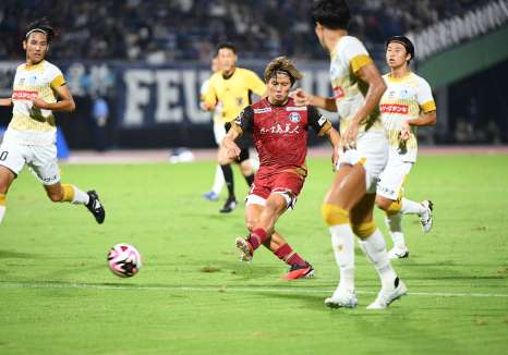 ゴールを狙う鹿児島Ｕ・田中＝鹿児島市の白波スタジアム