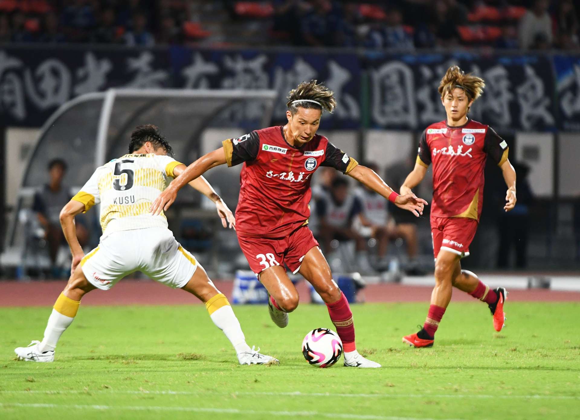 攻め上がる鹿児島Ｕ・有田稜（３８）＝鹿児島市の白波スタジアム