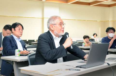 〈関連〉大崎事件について説明する弁護団長の森雅美弁護士（手前）＝２８日、鹿児島市易居町の県弁護士会館
